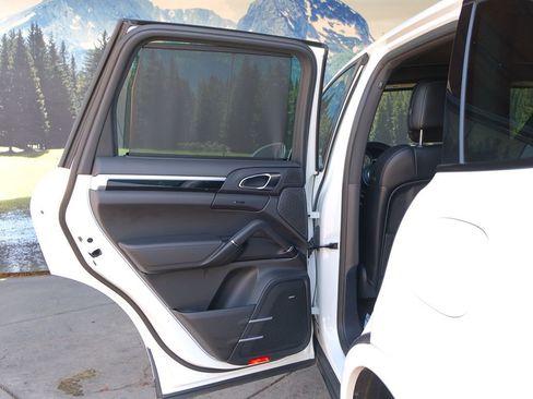 Used 2017 Porsche Cayenne S image 37