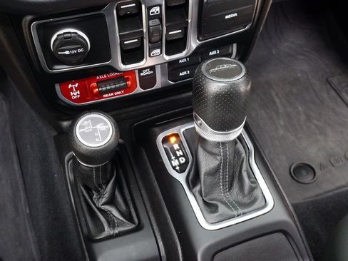 Used 2024 Jeep Gladiator Mojave AWD/4WD image 16