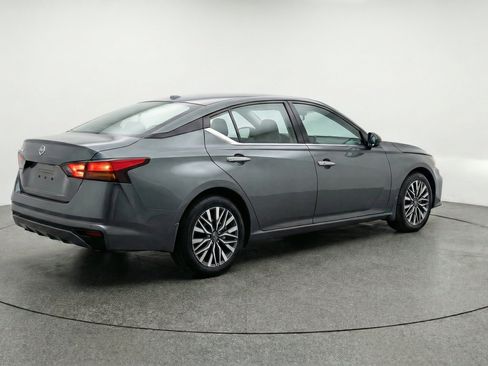 Used 2025 Nissan Altima 2.5 SV FWD image 9