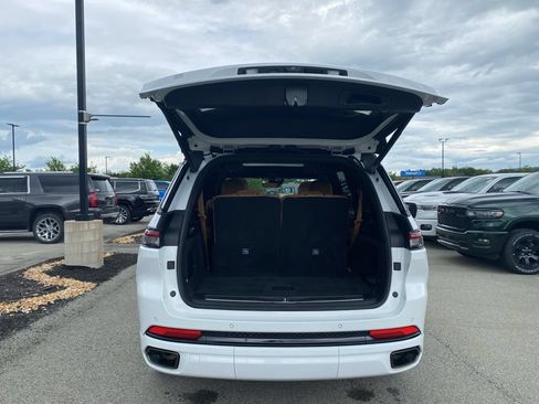 Used 2024 Jeep Grand Cherokee L Summit w/ High Altitude Package AWD/4WD image 17