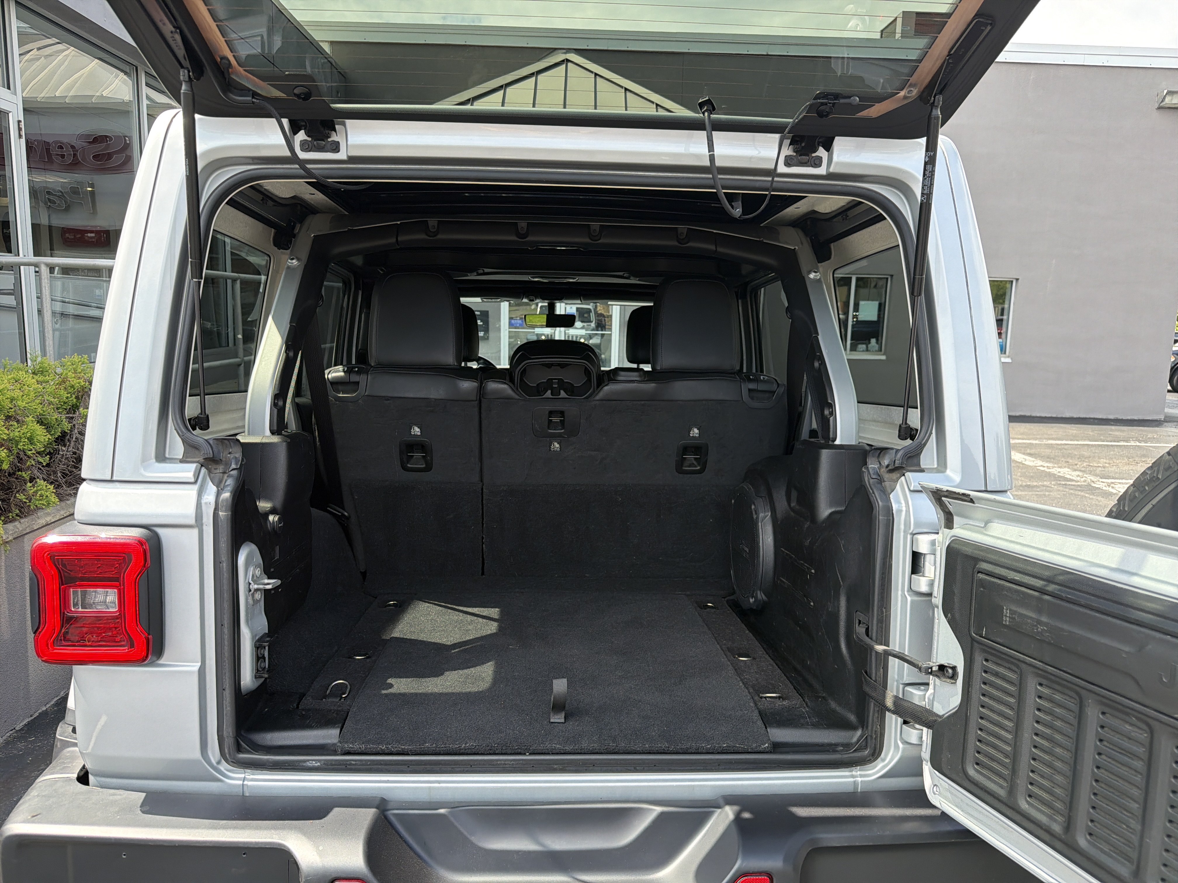 Certified 2022 Jeep Wrangler Unlimited Sahara w/ LED Lighting Group AWD/4WD image 9