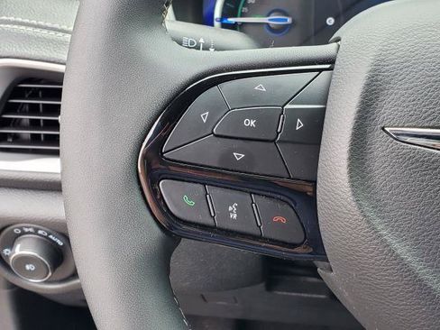 Used 2022 Chrysler Pacifica Touring-L w/ Uconnect Theater Family Group FWD image 12
