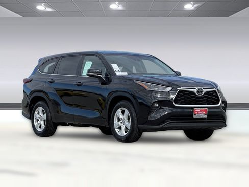 Used 2025 Toyota Highlander LE FWD image 6
