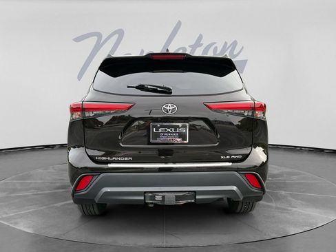 Used 2022 Toyota Highlander XLE AWD/4WD image 7