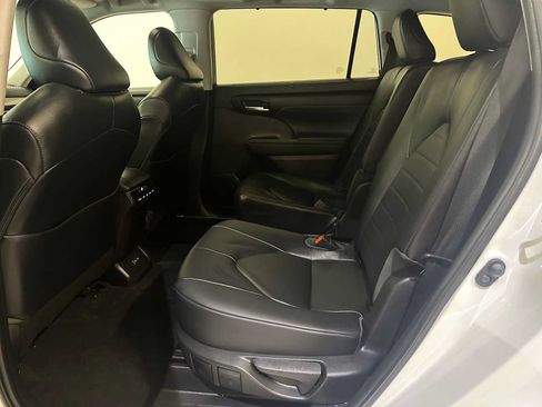 Used 2023 Toyota Highlander XLE AWD/4WD image 23