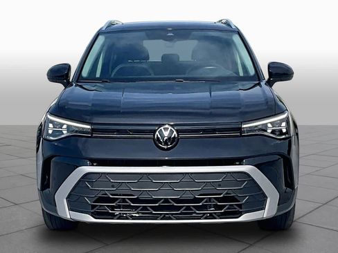 Used 2025 Volkswagen Taos SE w/ Panoramic Sunroof Package FWD image 4
