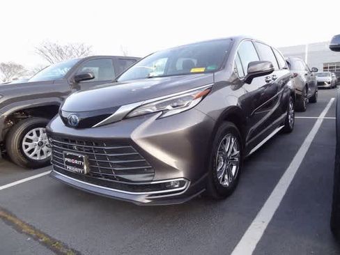 Used 2023 Toyota Sienna Platinum image 1