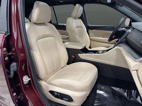 Used 2024 Jeep Grand Cherokee Limited w/ Luxury Tech Group II image 32