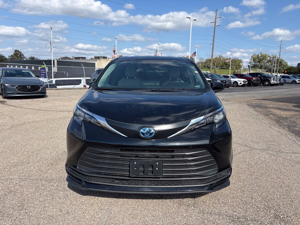 Used 2025 Toyota Sienna LE FWD image 2