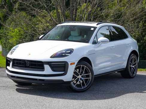 Certified 2025 Porsche Macan AWD/4WD image 1