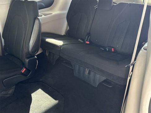 Used 2020 Chrysler Pacifica Touring image 29
