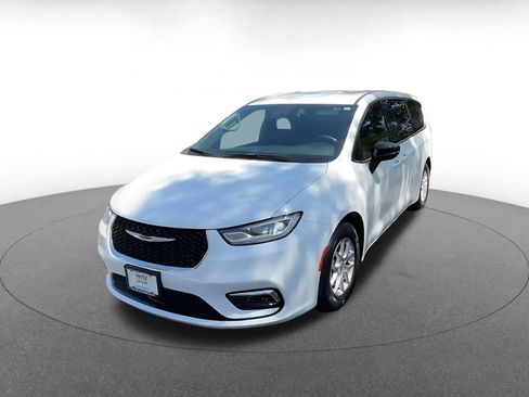 Used 2025 Chrysler Pacifica Select FWD image 7