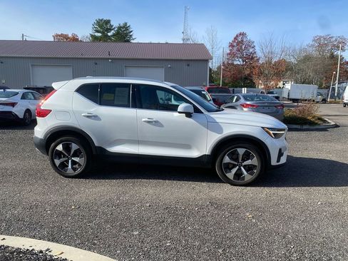 Used 2023 Volvo XC40 B5 Plus image 4