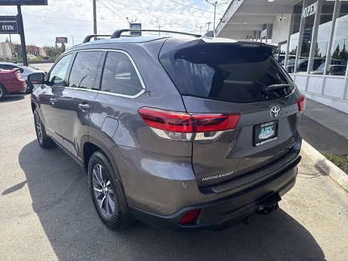 Used 2017 Toyota Highlander XLE AWD/4WD image 4