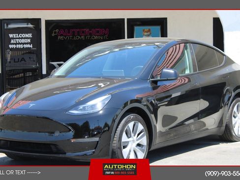 Used 2024 Tesla Model Y Long Range AWD/4WD image 1