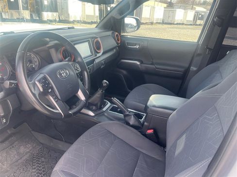 Used 2016 Toyota Tacoma TRD Sport w/ Towing Package image 9