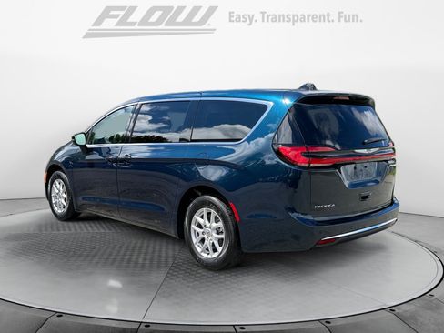 Used 2024 Chrysler Pacifica Touring-L FWD image 6