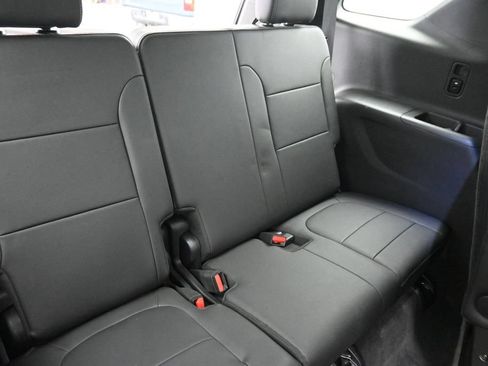 Used 2023 Chevrolet Traverse LT w/ LT Premium Package AWD/4WD image 11
