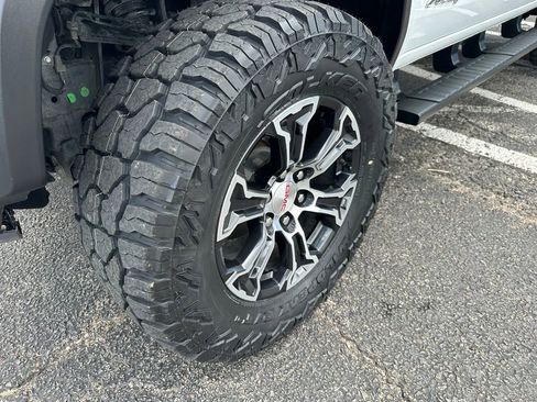 Used 2024 GMC Canyon AT4 w/ Technology Package AWD/4WD image 9