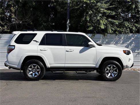 Used 2019 Toyota 4Runner TRD Off-Road Premium AWD/4WD image 9