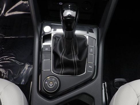 New 2025 Volkswagen Taos SE w/ Panoramic Sunroof Package image 12