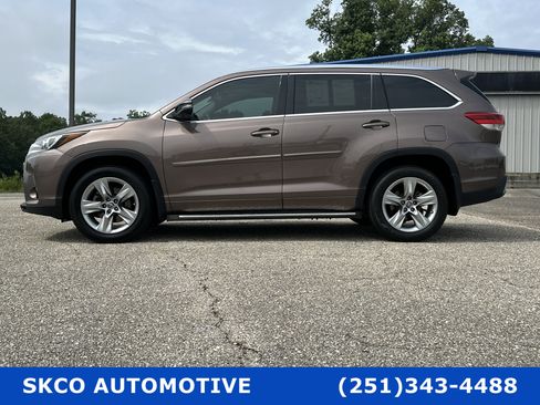 Used 2017 Toyota Highlander Limited image 2