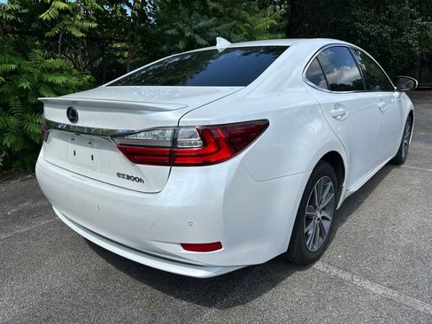 Used 2018 Lexus ES 300h w/ Luxury Package FWD image 3