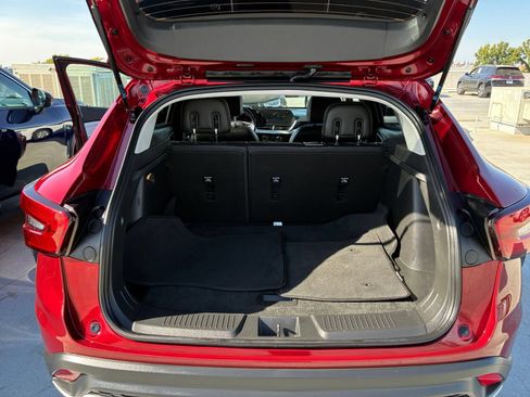 Used 2025 Chevrolet Trax LT w/ LT Convenience Package FWD image 30