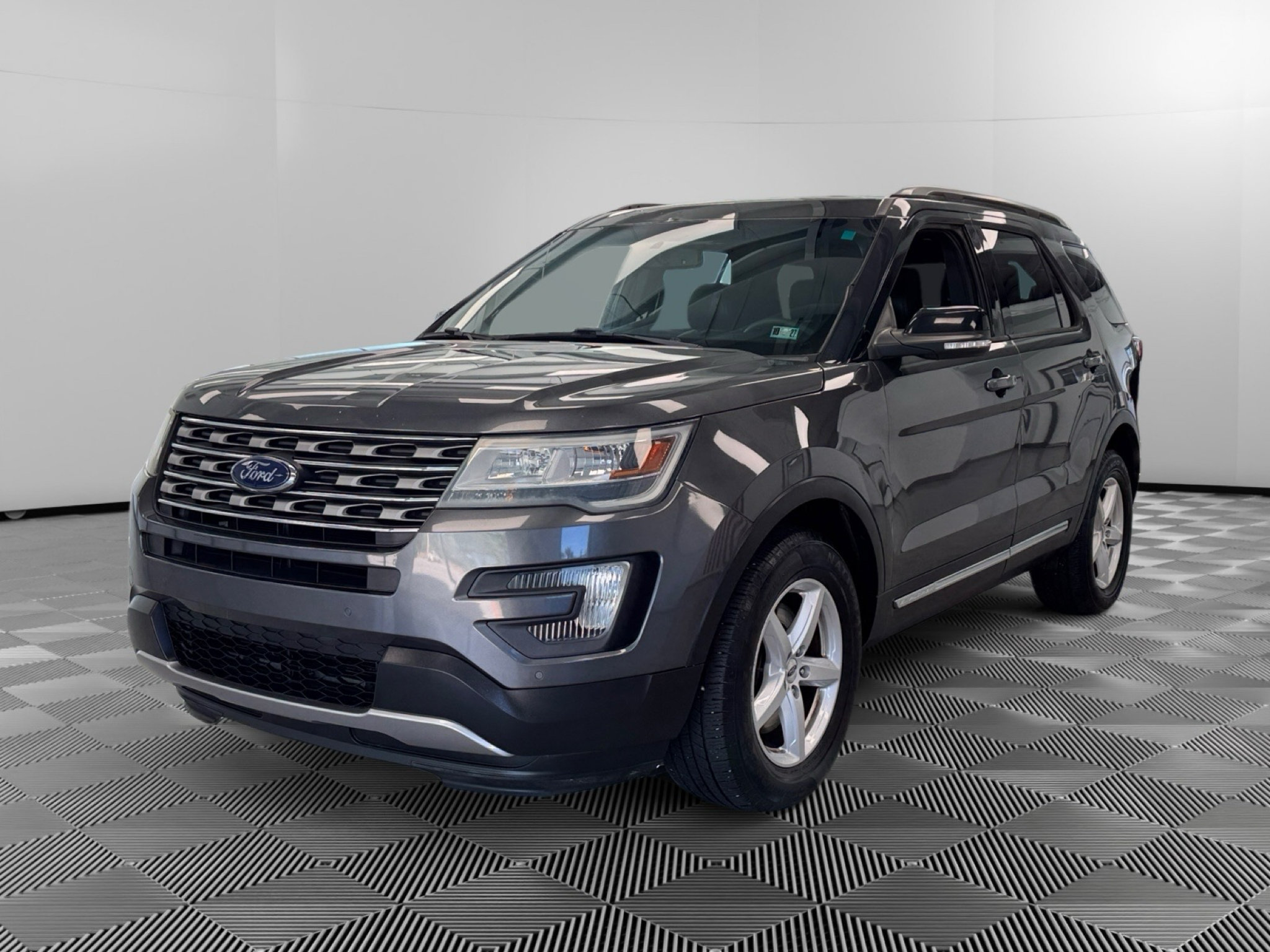 Used 2016 Ford Explorer XLT w/ Equipment Group 202A AWD/4WD image 4