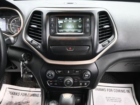 Used 2016 Jeep Cherokee Latitude w/ Cold Weather Group AWD/4WD image 17