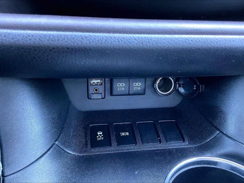 Used 2018 Toyota Highlander LE image 31