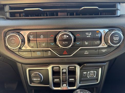Used 2024 Jeep Wrangler Unlimited w/ Convenience Group AWD/4WD image 23