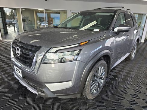 Used 2025 Nissan Pathfinder SL w/ SL Premium Package image 8