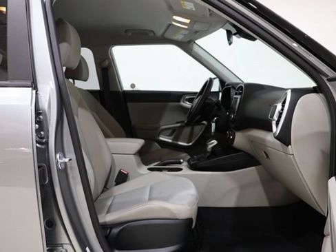 Used 2025 Kia Soul LX w/ LX Technology Package FWD image 34