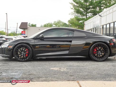 Used 2017 Audi R8 V10 w/ Carbon Exterior Package AWD/4WD image 4