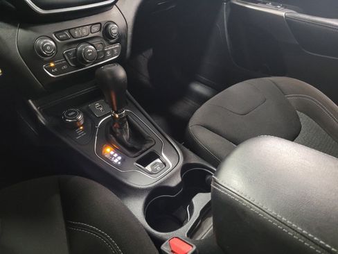 Used 2019 Jeep Cherokee Latitude w/ Cold Weather Group AWD/4WD image 26