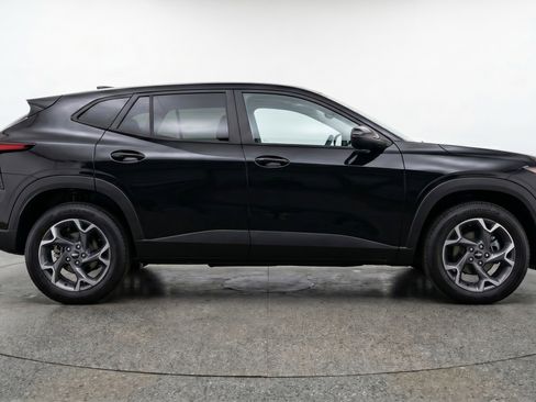 Used 2025 Chevrolet Trax LT w/ LT Convenience Package FWD image 11