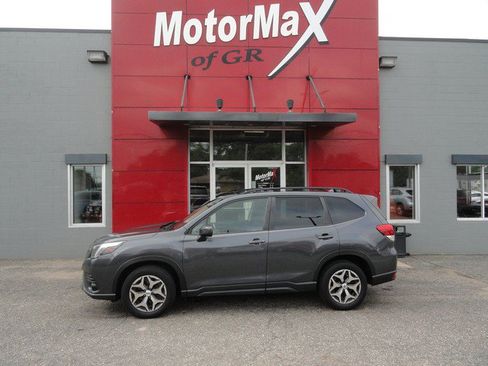 Used 2023 Subaru Forester Premium AWD/4WD image 2