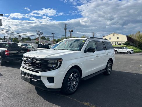 Certified 2025 Ford Expedition Active AWD/4WD image 1