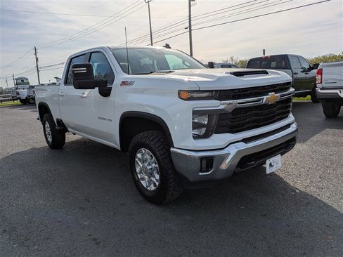 Used 2024 Chevrolet Silverado 2500 LT AWD/4WD image 10