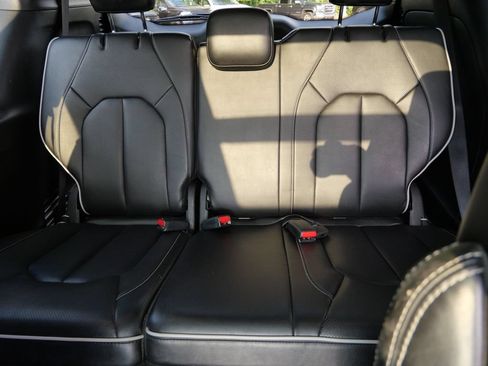 Used 2025 Chrysler Pacifica Limited FWD image 21