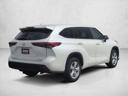 Used 2021 Toyota Highlander LE image 5