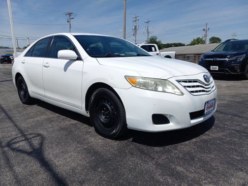 Used 2010 Toyota Camry LE FWD image 3