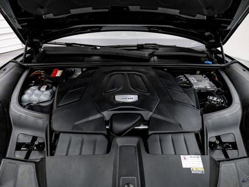 Used 2022 Porsche Cayenne w/ Premium Package image 73