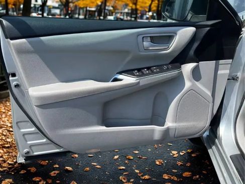 Used 2016 Toyota Camry SE image 17