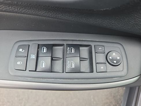 Used 2019 Jeep Cherokee Latitude Plus w/ Cold Weather Group AWD/4WD image 19