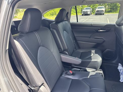 New 2025 Toyota Highlander XLE image 29