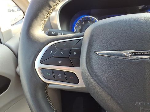 Certified 2023 Chrysler Pacifica Touring-L image 19