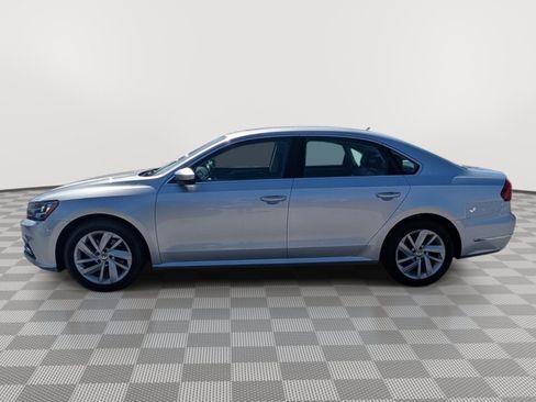 Used 2018 Volkswagen Passat 2.0T SE FWD image 2