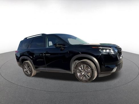 Used 2025 Nissan Pathfinder SV image 16